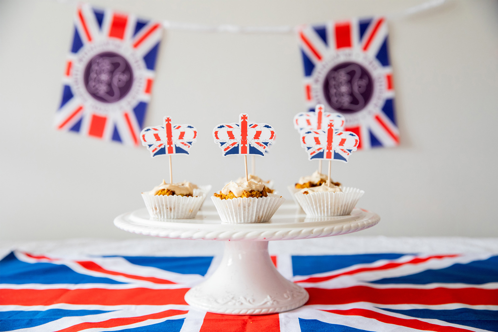 Platnium Jubilee Pupcakes on a cake stand